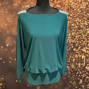 🎄💎Gorgeous cold shoulder rhinestone embellished blouse!🎄💎